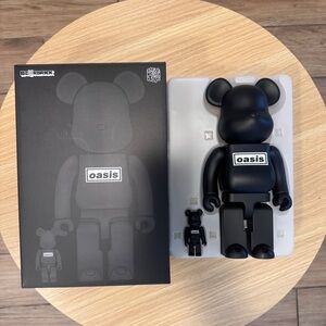 Be@rbrick OASIS 100%  400%  Black Bear Brick Used